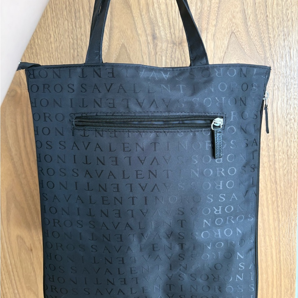 Stylish Black Tote with Inner Pocket